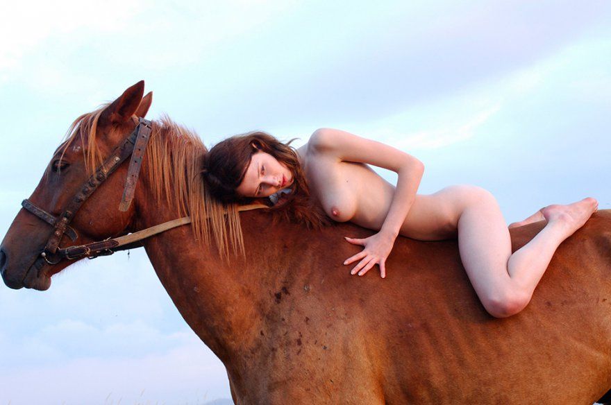 Фото голышом оседлавшей лошадь