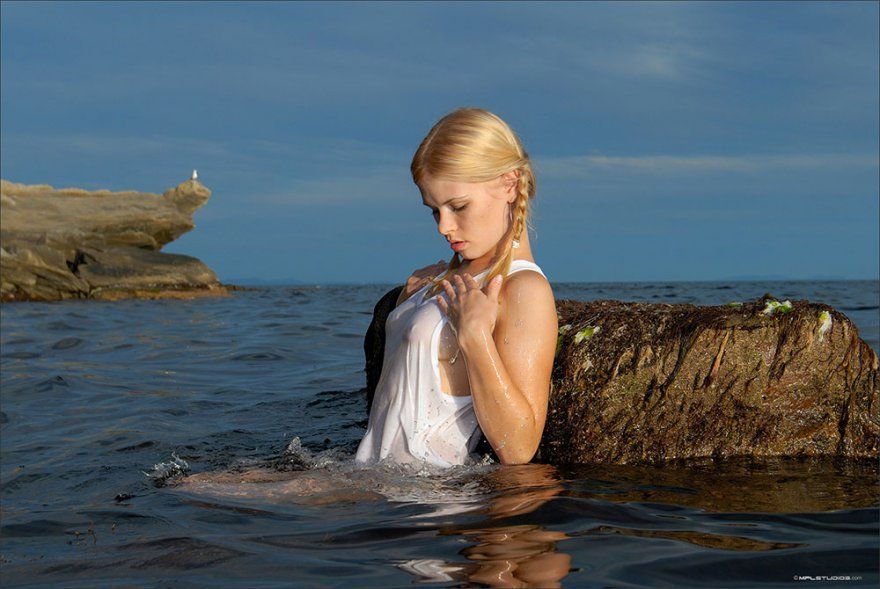 Фото шедевральной блонды в белой майке купающейся в озере