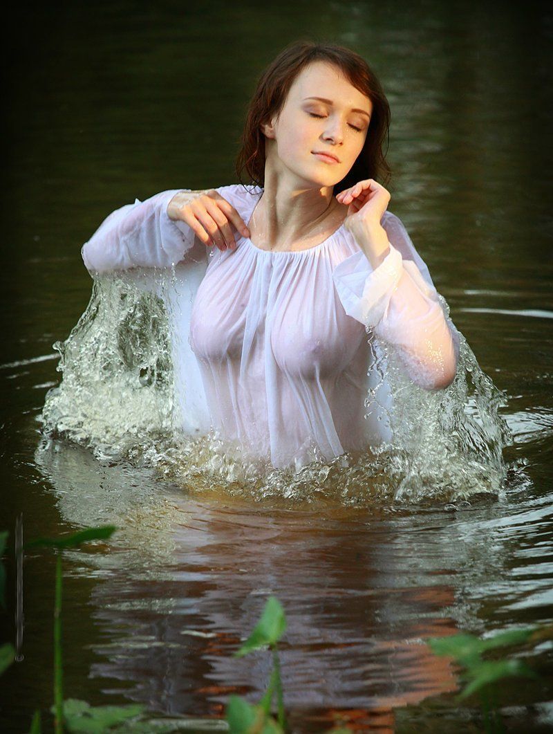 Женщина с большими сиськами в прозрачной воде