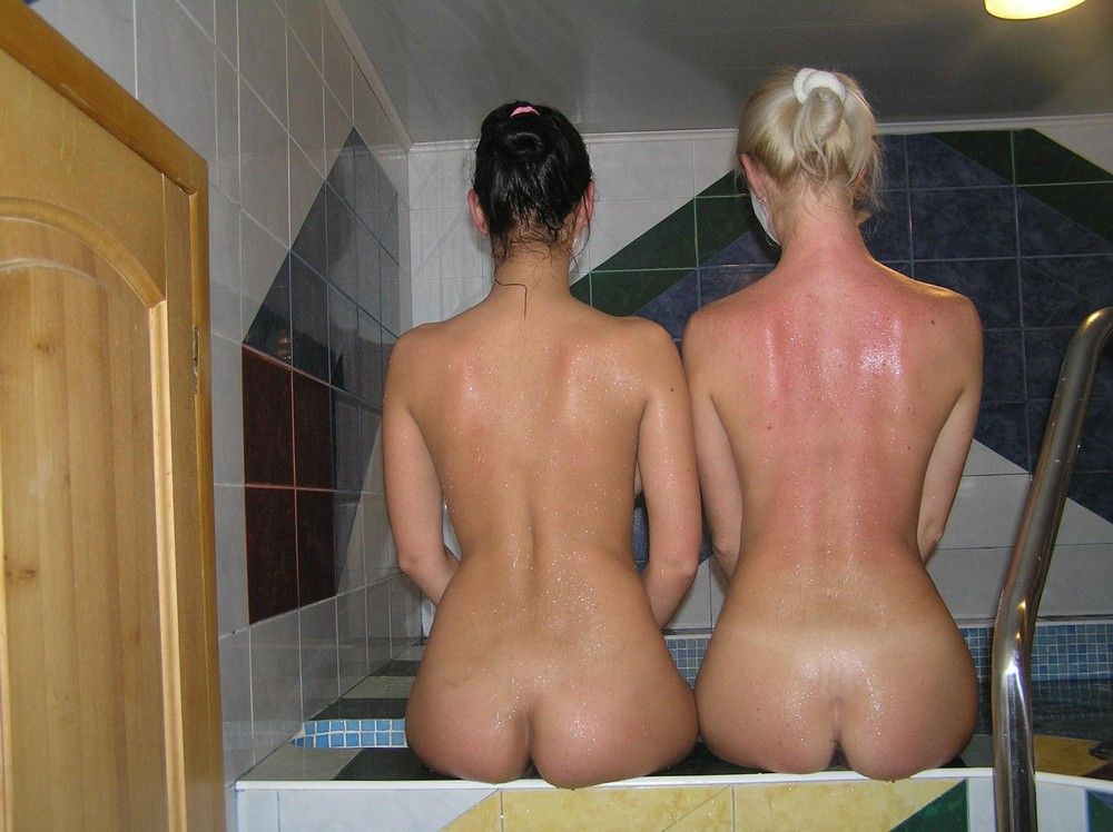 Две подружки голышом перед камерой