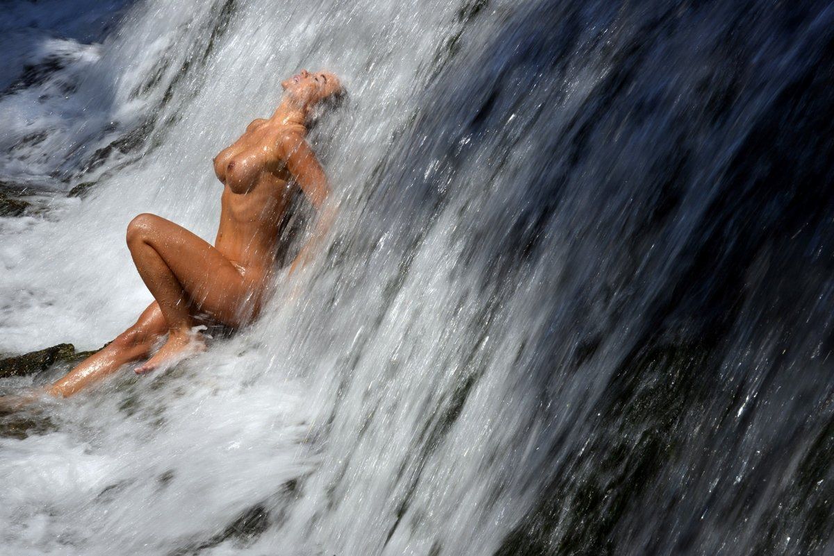 Голая девушка с мокрой попкой в реке