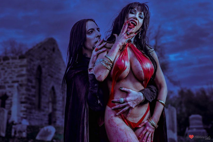 Эротика в исполнении сексуальной вампирши
