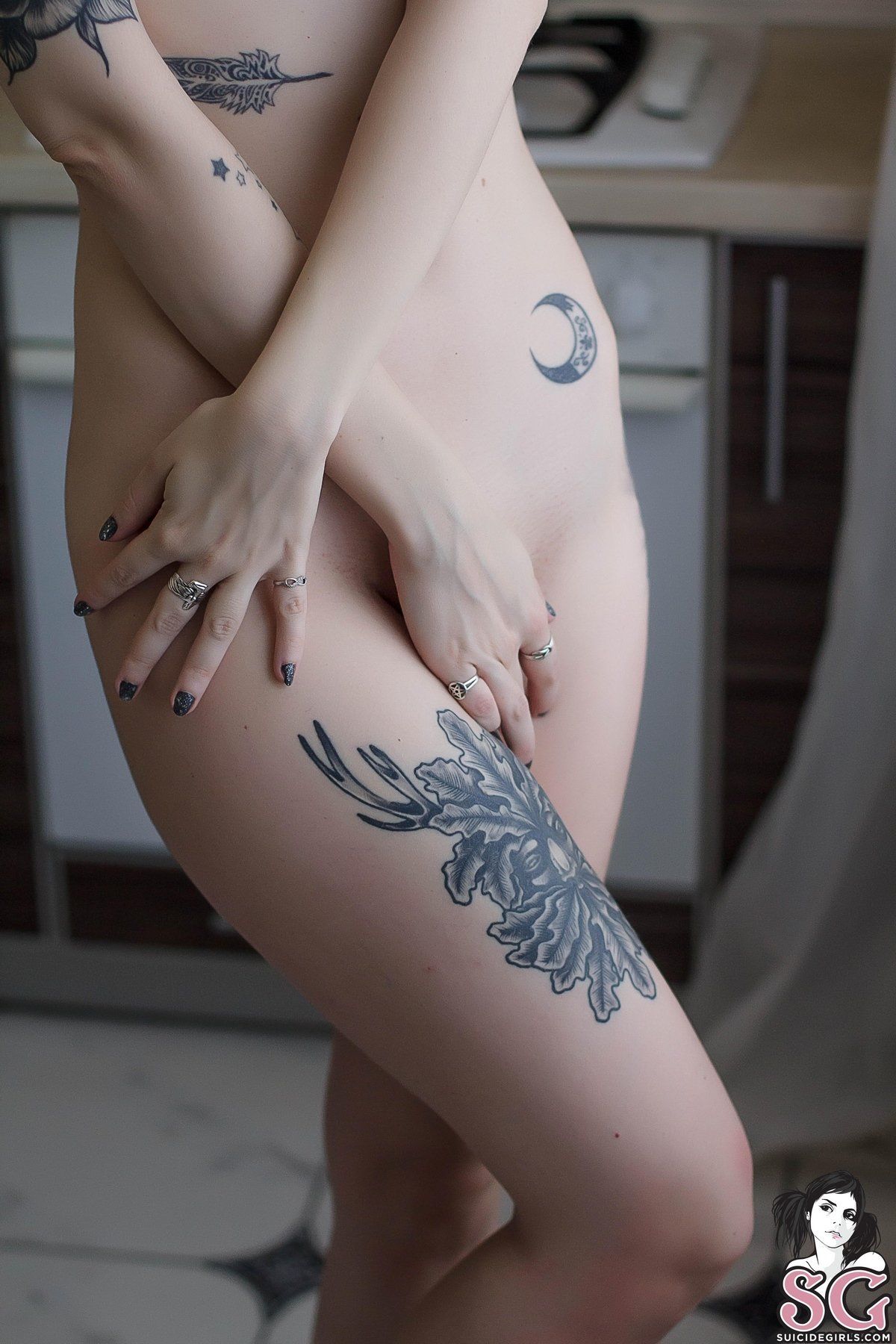 Голая бестия покажет свои татуировки