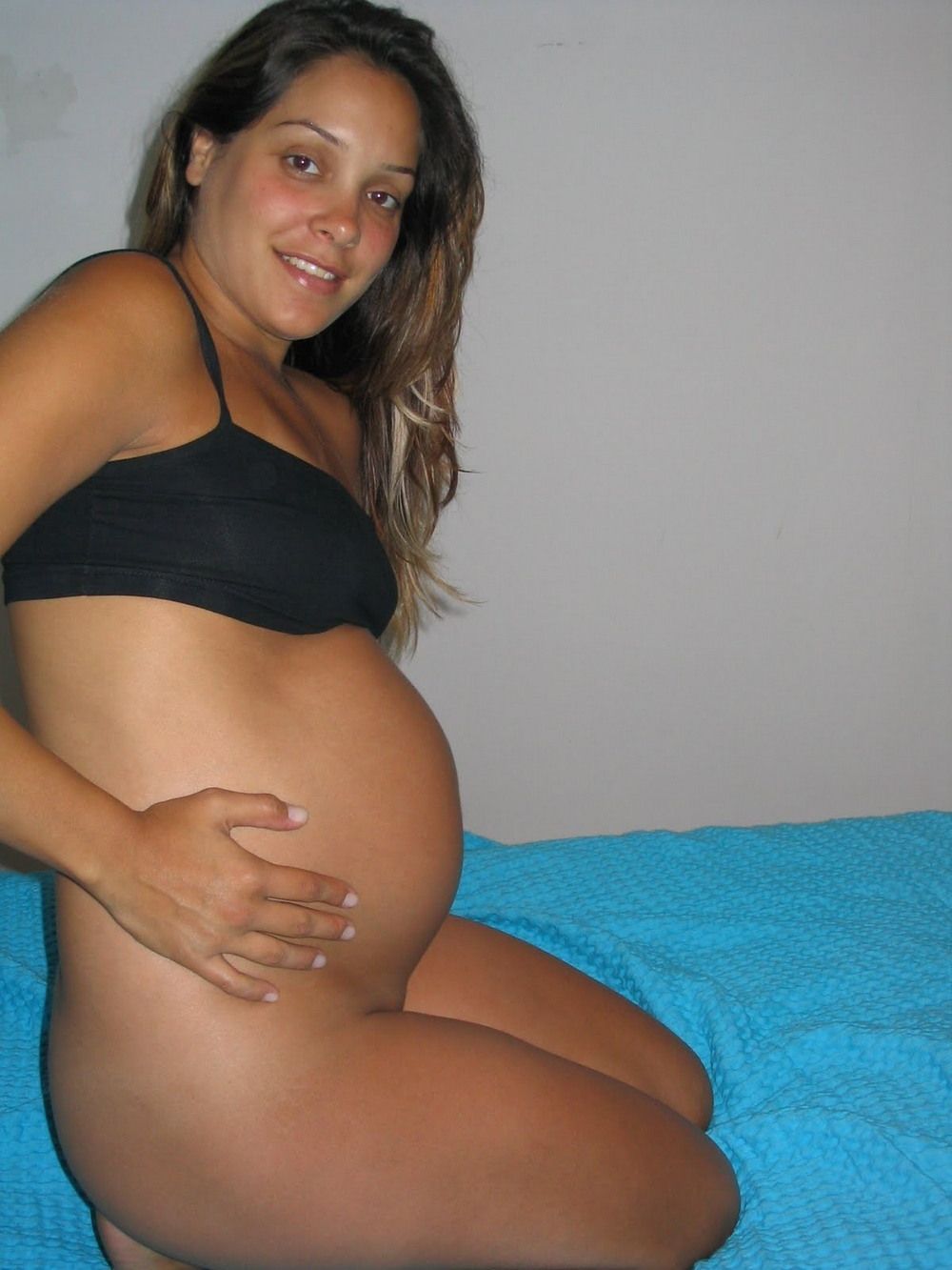 Молодая беременная телка раздвинула ноги 