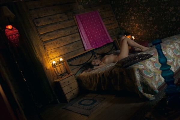 Эротичная девка в уютной спальне